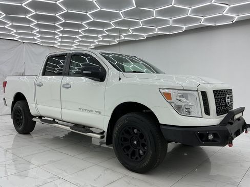 Used 2019 Nissan Titan SV AWD/4WD image 7