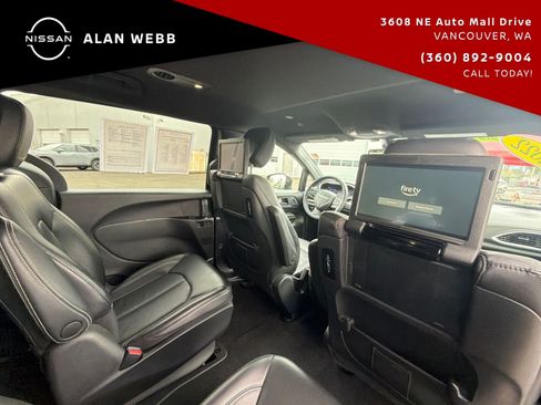 Used 2022 Chrysler Pacifica Touring-L w/ Uconnect Theater Family Group FWD image 25