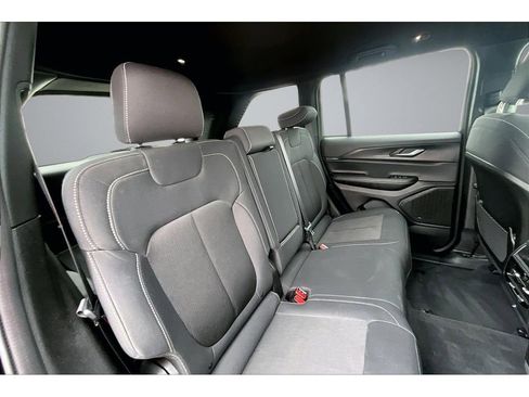 Used 2024 Jeep Grand Cherokee Laredo image 24