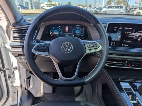 Used 2025 Volkswagen Atlas SE image 15