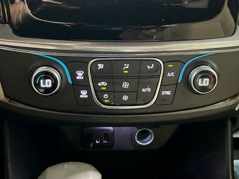 Used 2022 Chevrolet Traverse LS FWD image 11