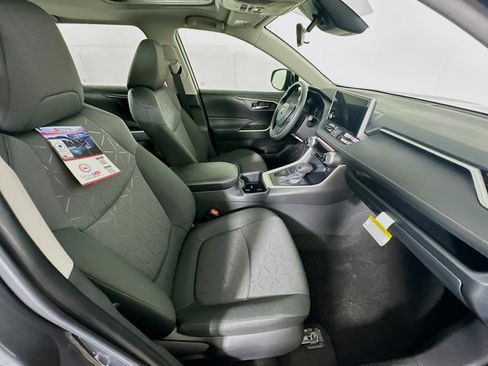 Used 2025 Toyota RAV4 XLE w/ Convenience Package FWD image 31