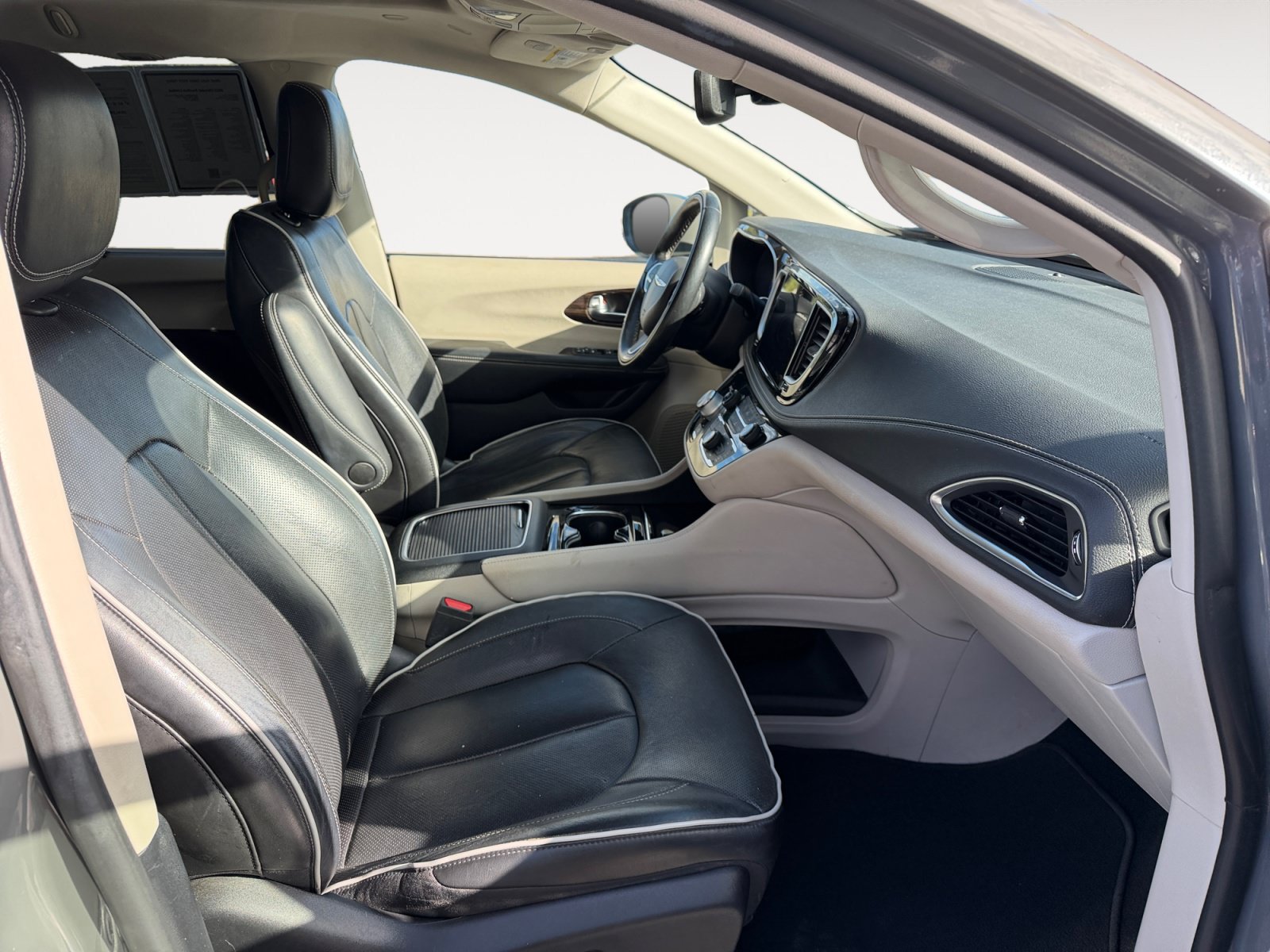 Used 2022 Chrysler Pacifica Limited FWD image 15