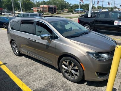 Used 2017 Chrysler Pacifica Limited w/ UConnect Theater Package