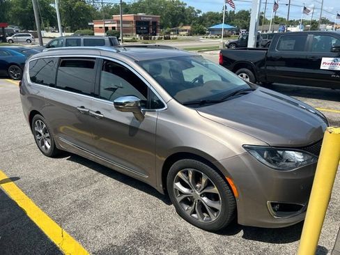 Used 2017 Chrysler Pacifica Limited w/ UConnect Theater Package FWD image 1