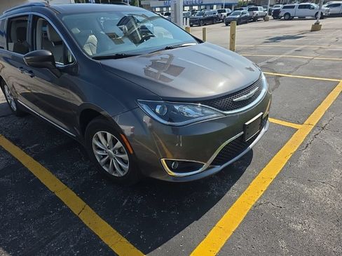 Used 2018 Chrysler Pacifica Touring-L FWD image 2
