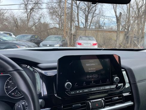 Used 2025 Nissan Pathfinder SV image 17