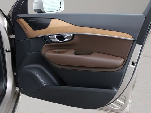 Used 2023 Volvo XC90 B5 Plus w/ Protection Package Premier image 15