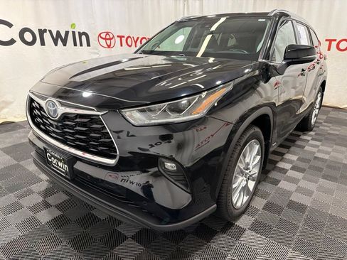 Used 2022 Toyota Highlander Limited AWD/4WD image 3