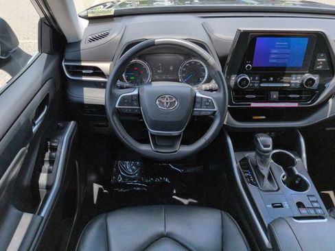 Certified 2024 Toyota Highlander XLE FWD image 16