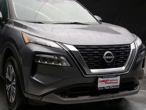 Used 2023 Nissan Rogue SV image 3