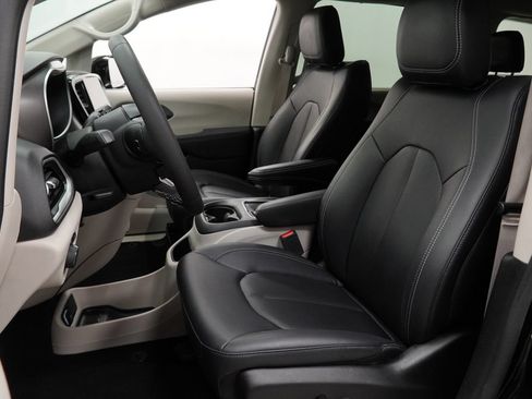 Certified 2024 Chrysler Pacifica Touring-L FWD image 17