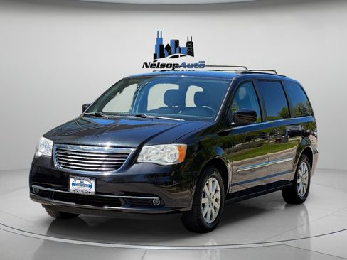 Used 2013 Chrysler Town & Country Touring FWD image 10
