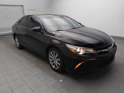 Used 2017 Toyota Camry SE w/ Moonroof Package FWD image 13