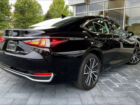 Certified 2024 Lexus ES 250 w/ Premium Package AWD/4WD image 4