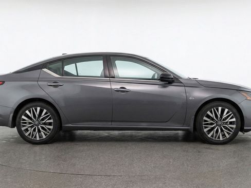 Used 2025 Nissan Altima 2.5 SV image 11