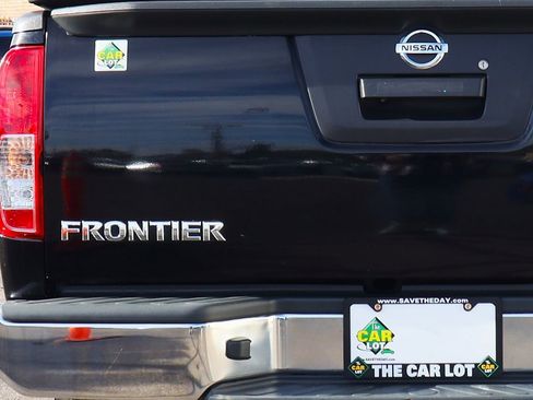 Used 2018 Nissan Frontier SV image 19