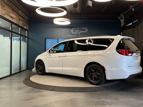 Used 2020 Chrysler Pacifica Touring-L w/ S Appearance Package image 5
