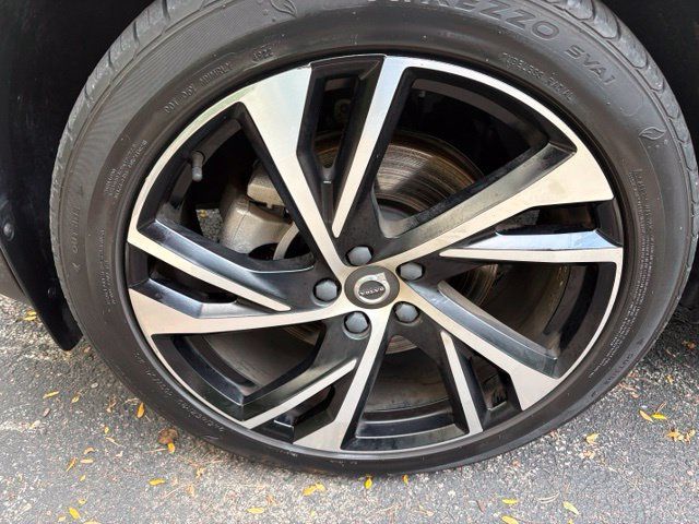 Used 2021 Volvo XC40 T5 R-Design w/ Advanced Package AWD/4WD image 9