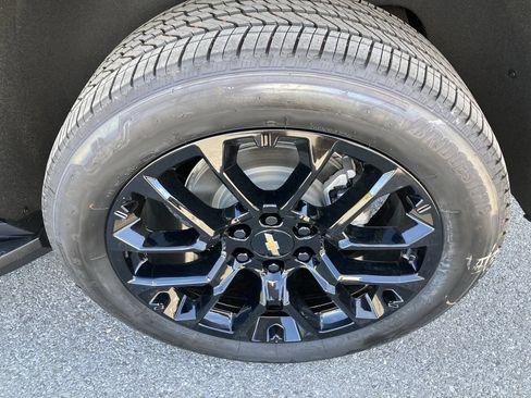 Used 2024 Chevrolet Tahoe Premier w/ Premium Package AWD/4WD image 9