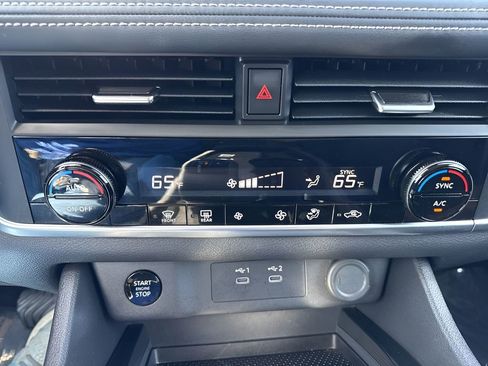 Used 2025 Nissan Rogue SV image 18