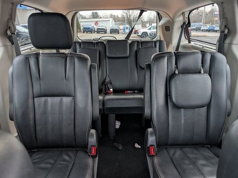 Used 2015 Chrysler Town & Country Touring w/ Driver Convenience Group image 16