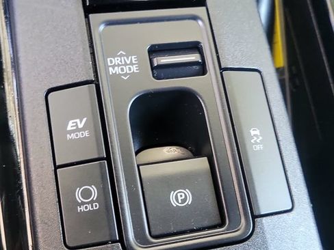 Used 2025 Toyota Prius FWD image 17