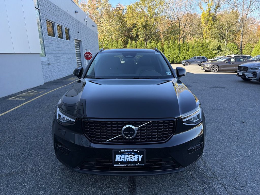 Certified 2025 Volvo XC40 B5 Plus AWD/4WD image 3