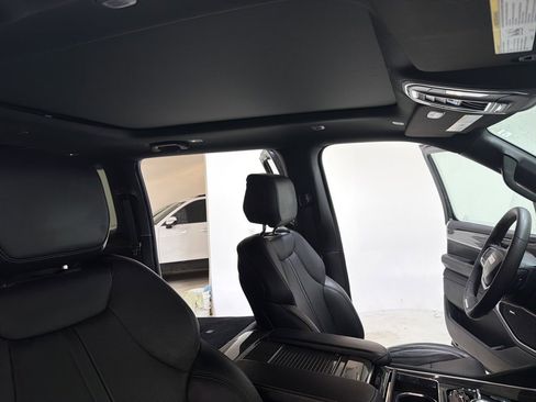 Used 2022 Jeep Wagoneer Series III w/ Premium Group I image 23