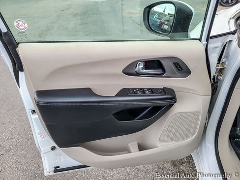 Used 2023 Chrysler Pacifica Touring-L FWD image 23