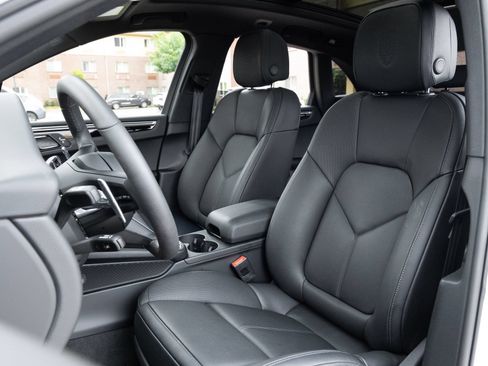 Certified 2026 Porsche Macan AWD/4WD image 5