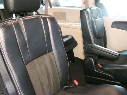 Used 2019 Dodge Grand Caravan SXT FWD image 12