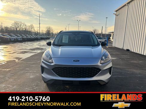 Used 2022 Ford Escape SE w/ SE Sport Appearance Package image 3