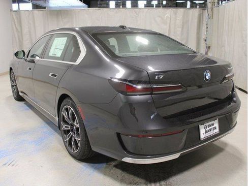 Used 2025 BMW i7 eDrive50 w/ Premium Package image 13