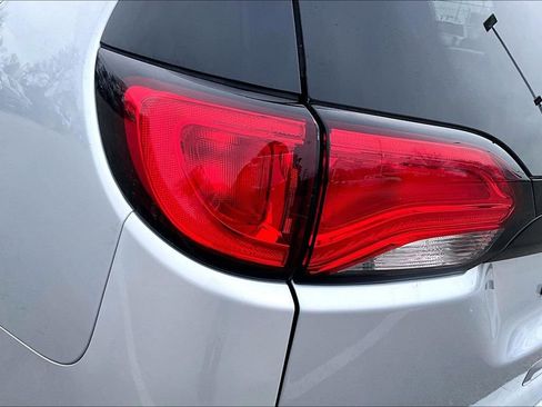 Used 2023 Chrysler Voyager LX image 32