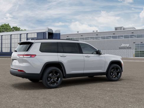 New 2026 Jeep Grand Cherokee L Limited w/ Limited Altitude Package AWD/4WD image 4