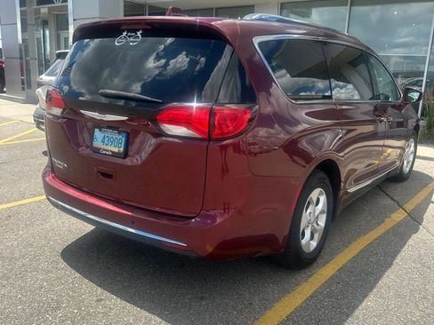Used 2017 Chrysler Pacifica Touring-L Plus FWD image 2