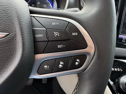 Used 2024 Chrysler Pacifica Touring-L FWD image 16