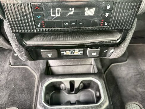 Used 2024 Jeep Wagoneer Series III AWD/4WD image 36