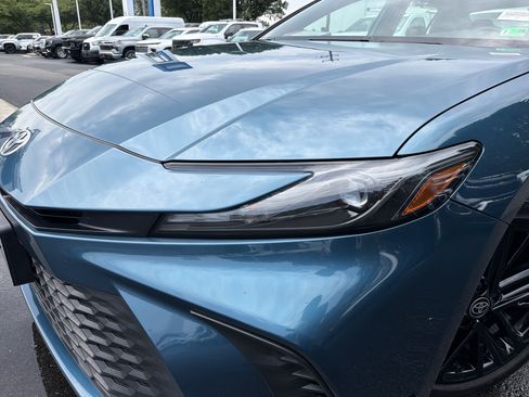 Used 2025 Toyota Camry SE FWD image 6