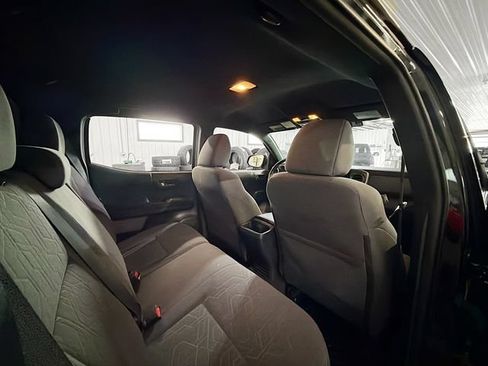 Used 2018 Toyota Tacoma TRD Off-Road AWD/4WD image 11