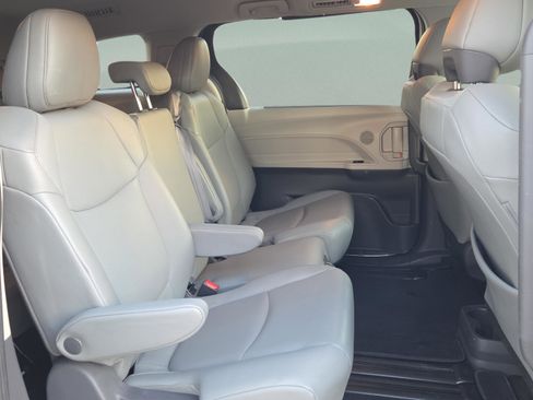 Used 2021 Toyota Sienna XLE image 16