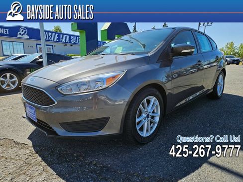Used 2017 Ford Focus SE FWD image 1
