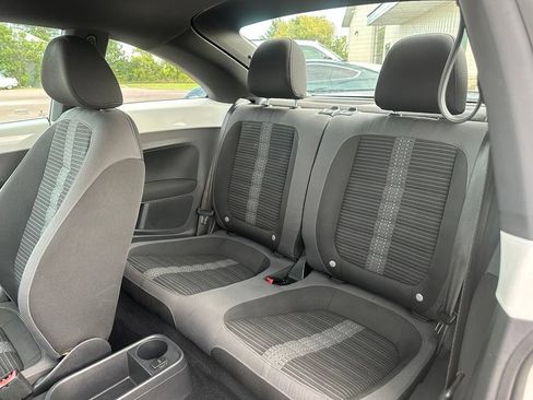 Used 2012 Volkswagen Beetle Launch Edition FWD image 21