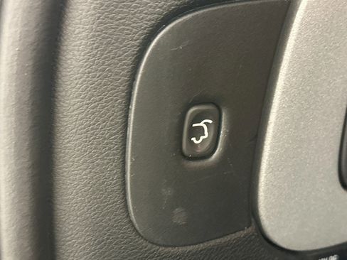Used 2016 Jeep Cherokee Trailhawk w/ Comfort/Convenience Group AWD/4WD image 32