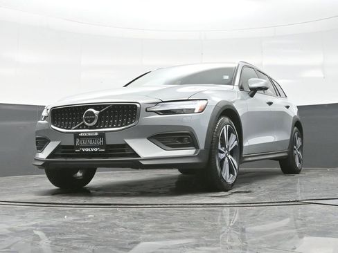 Used 2025 Volvo V60 B5 Cross Country Plus image 29