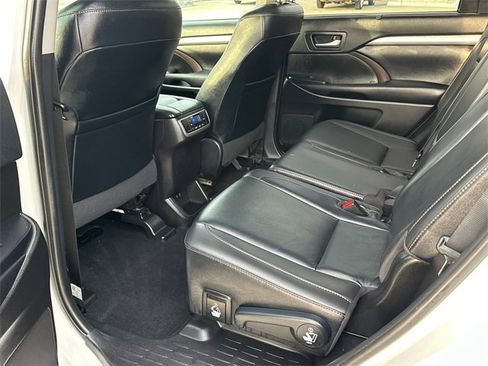 Used 2019 Toyota Highlander XLE image 15