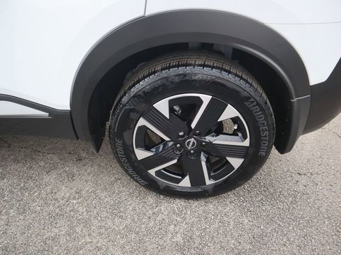 Used 2025 Nissan Kicks SV image 9