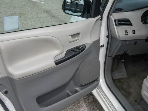 Used 2012 Toyota Sienna LE FWD image 27