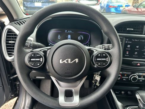 Used 2025 Kia Soul LX w/ LX Technology Package FWD image 25